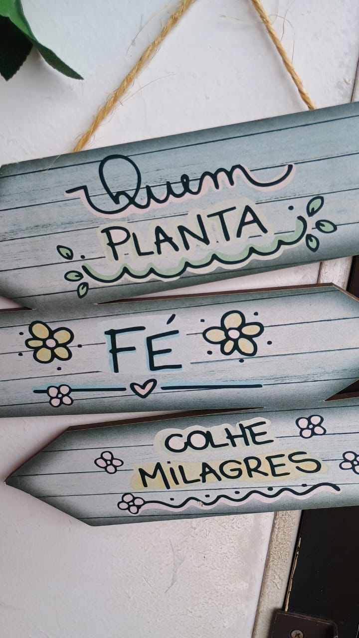 Placa decorativa com a mensagem: quem planta fé colhe milagres
